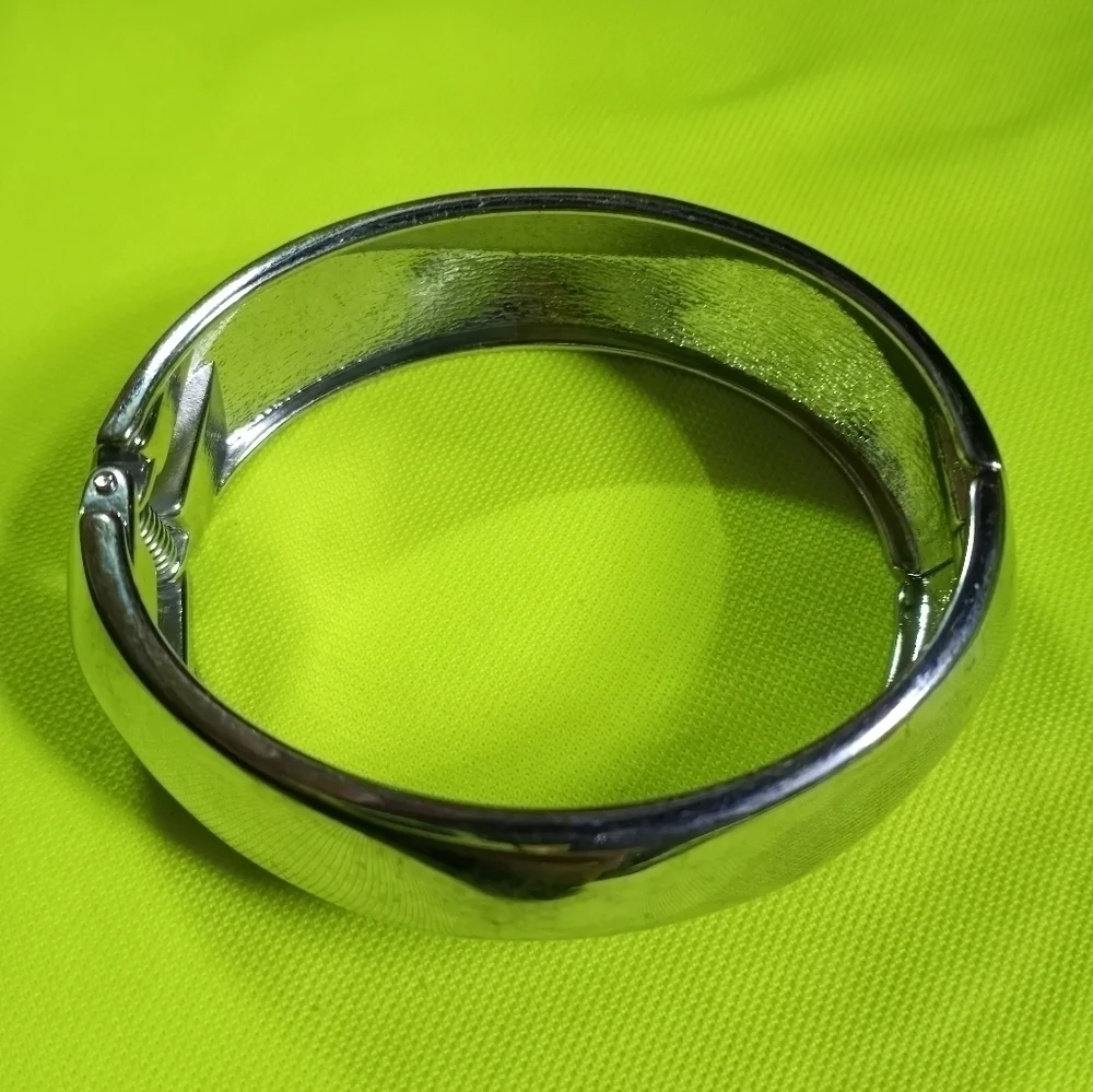 Silvertone smooth wavy hinged bracelet 2 x 2.5 i.d.